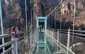 Природа в Пекине со стеклянным мостом